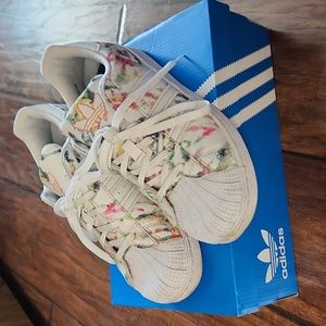 Girls Adidas superstars 💕